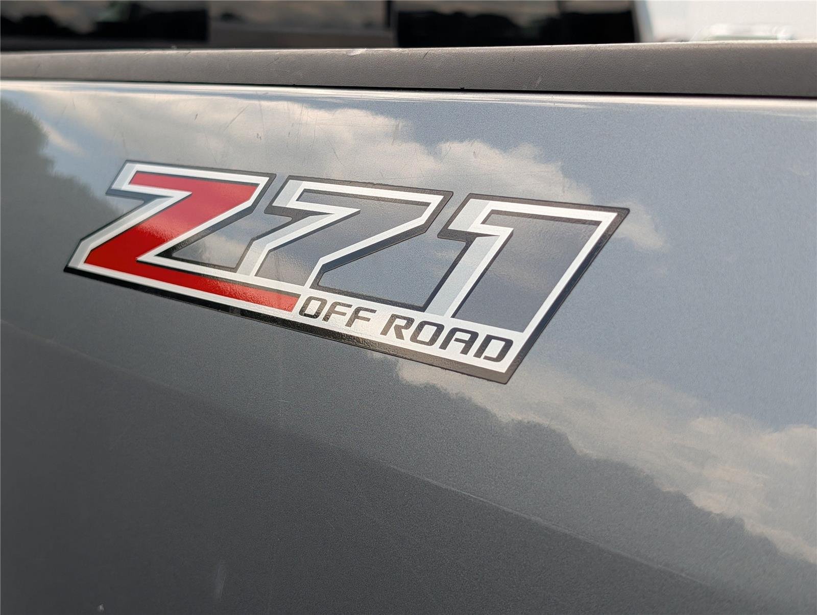 Used 2018 STERLING GRAY METALLIC Chevrolet 4WD Z71 image 35