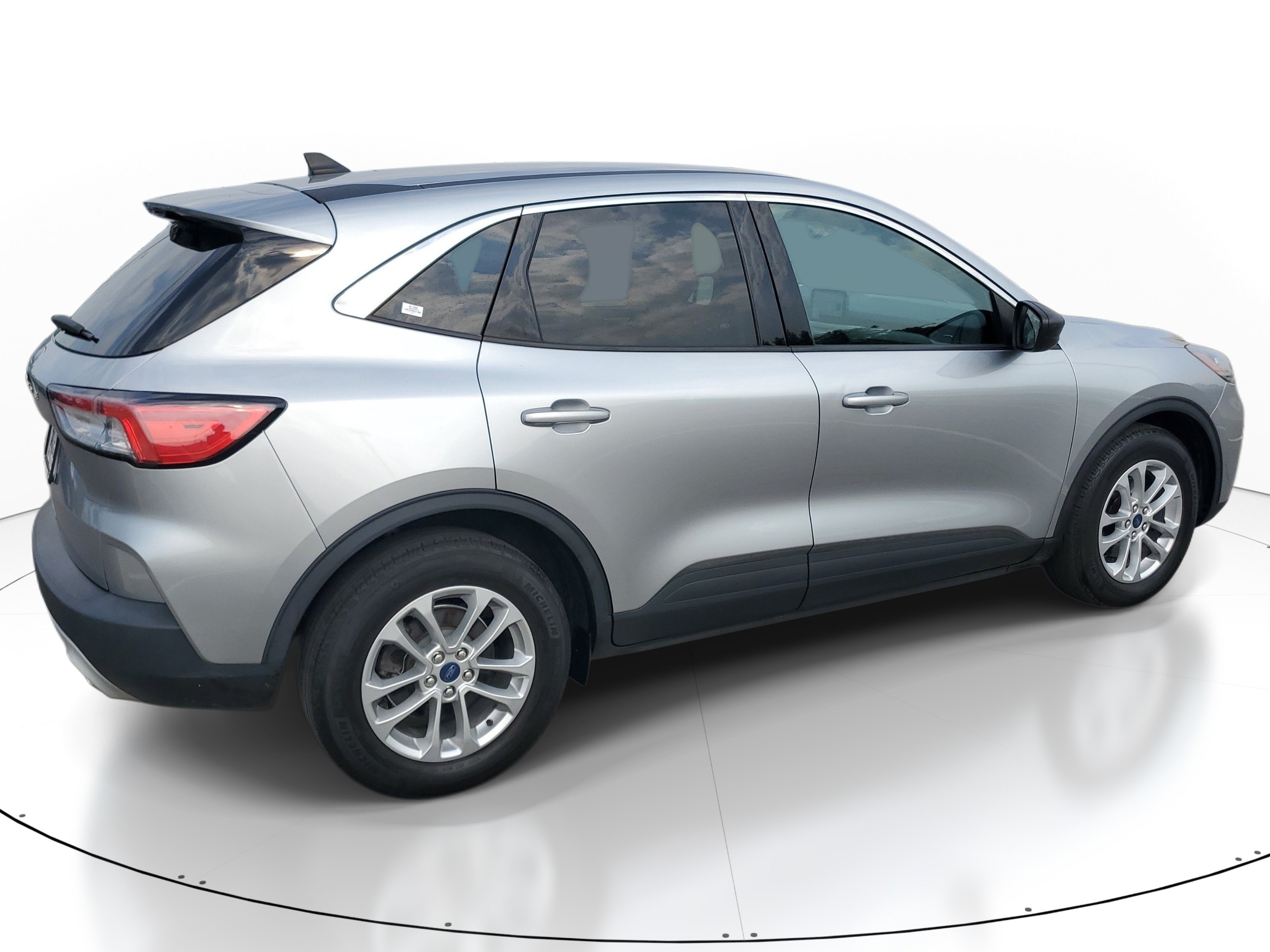 Used 2022 Silver Ford SE image 2