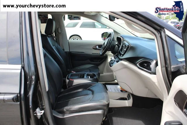 Used 2019 Black Chrysler Touring L image 12