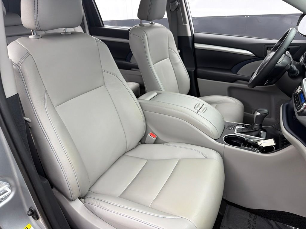 Used 2019 Silver Toyota XLE image 31
