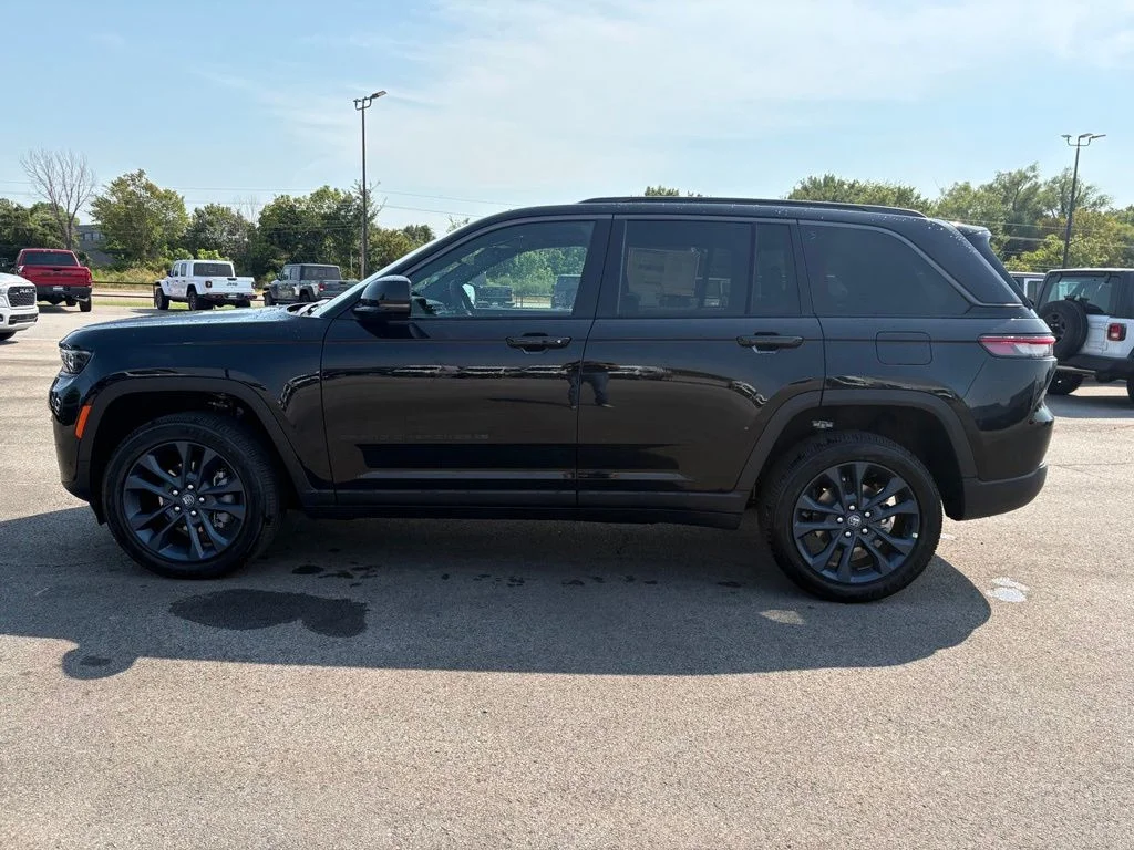 New 2026 Diamond Black Crystal Pearl-Coat Exterior Paint Jeep  image 4