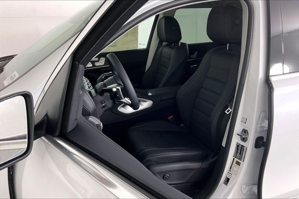 New 2026 MANUFAKTUR Moonlight White Metallic Mercedes-Benz GLS 450 image 9
