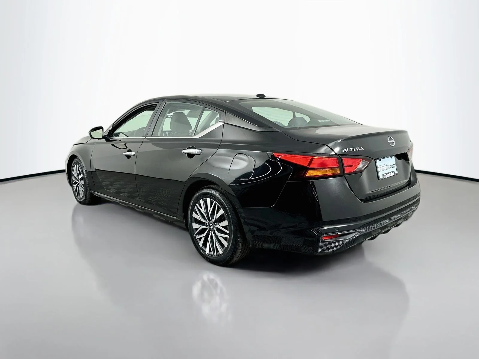 Used 2023 Super Black Clearcoat Nissan 2.5 SV image 6