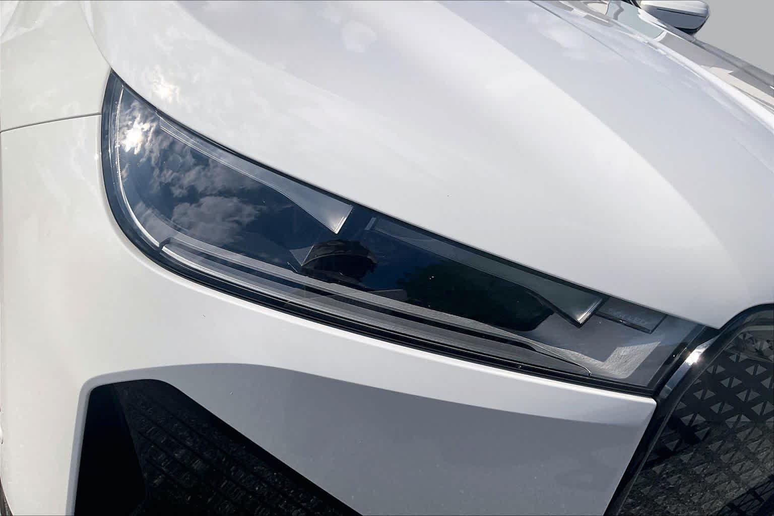 Used 2024 Alpine White BMW xDrive50 image 28