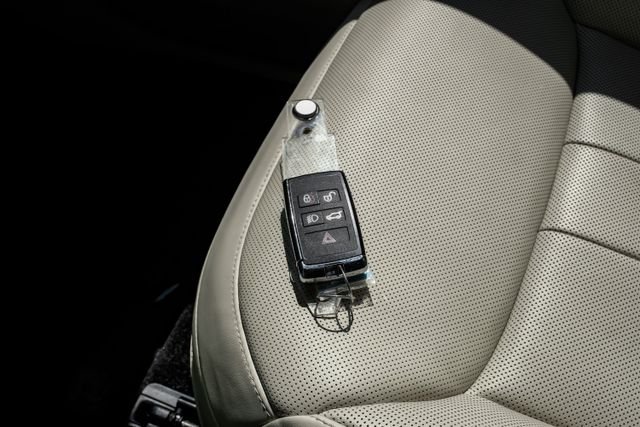 Used 2025 White Land Rover SE image 69