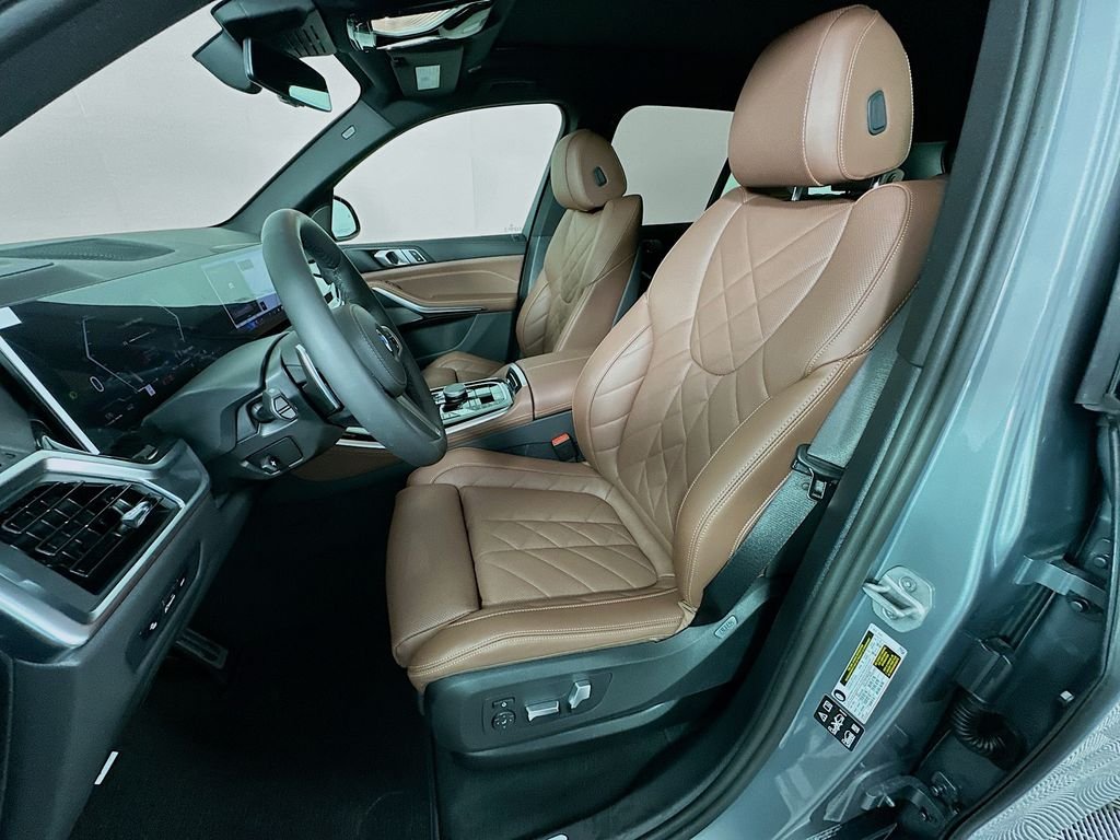 Used 2026 Skyscraper Grey Metallic BMW xDrive40i image 16