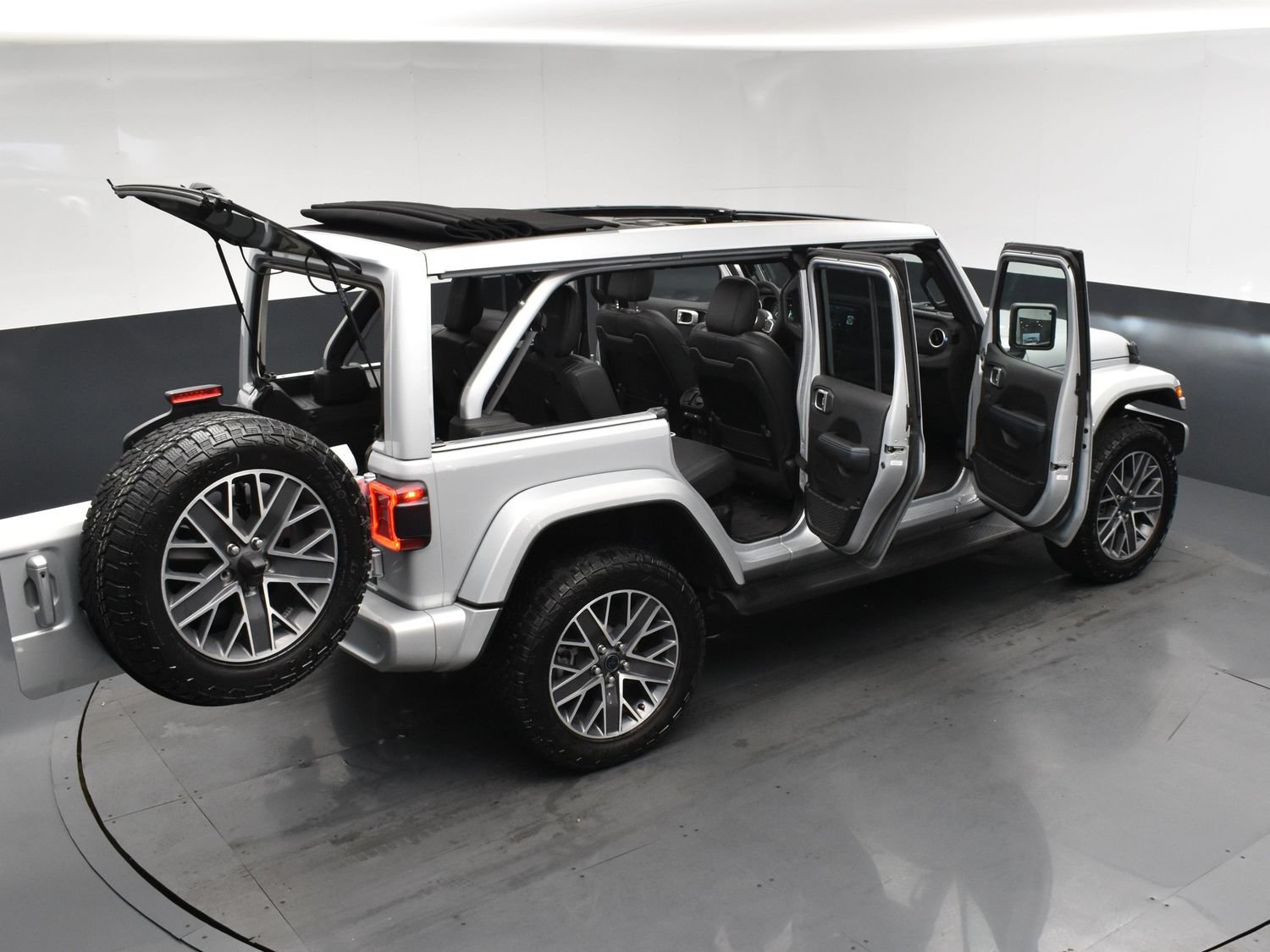 Used 2024 Silver Zynith Clearcoat Jeep High Altitude image 25