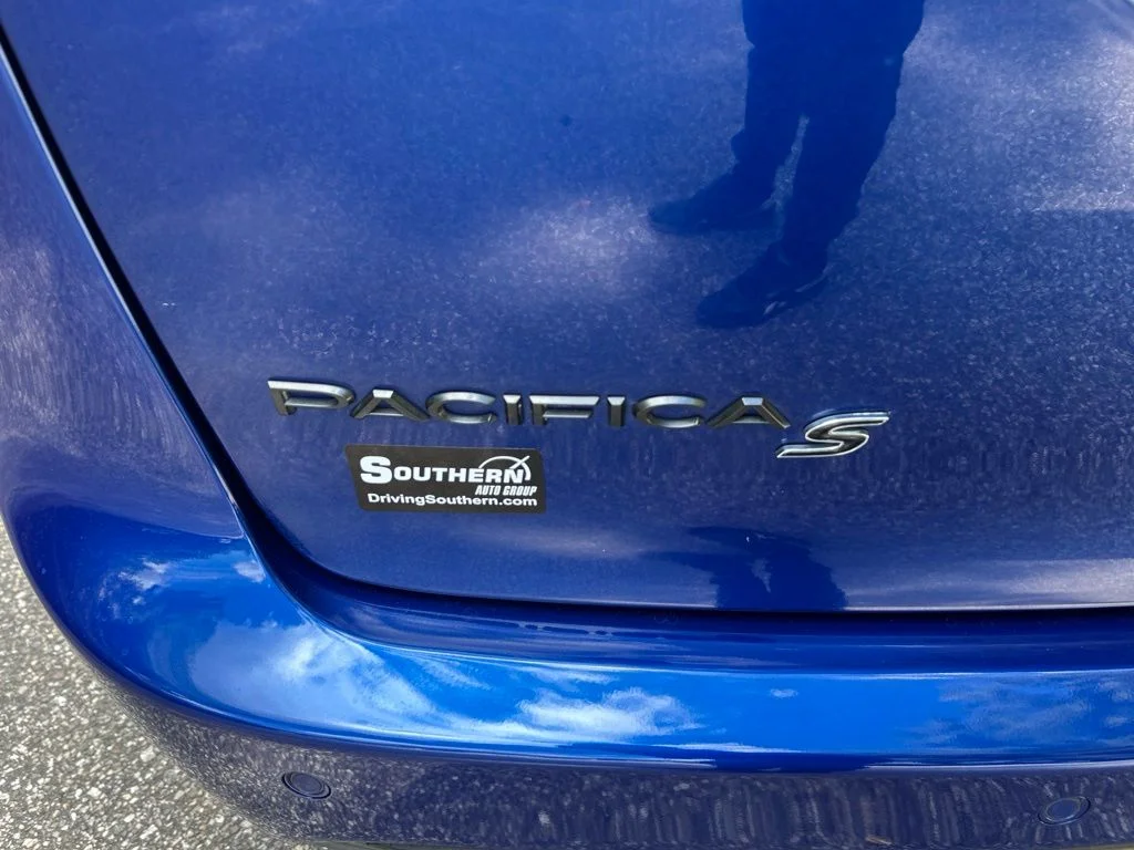 Used 2019 Blue Chrysler Touring L image 10