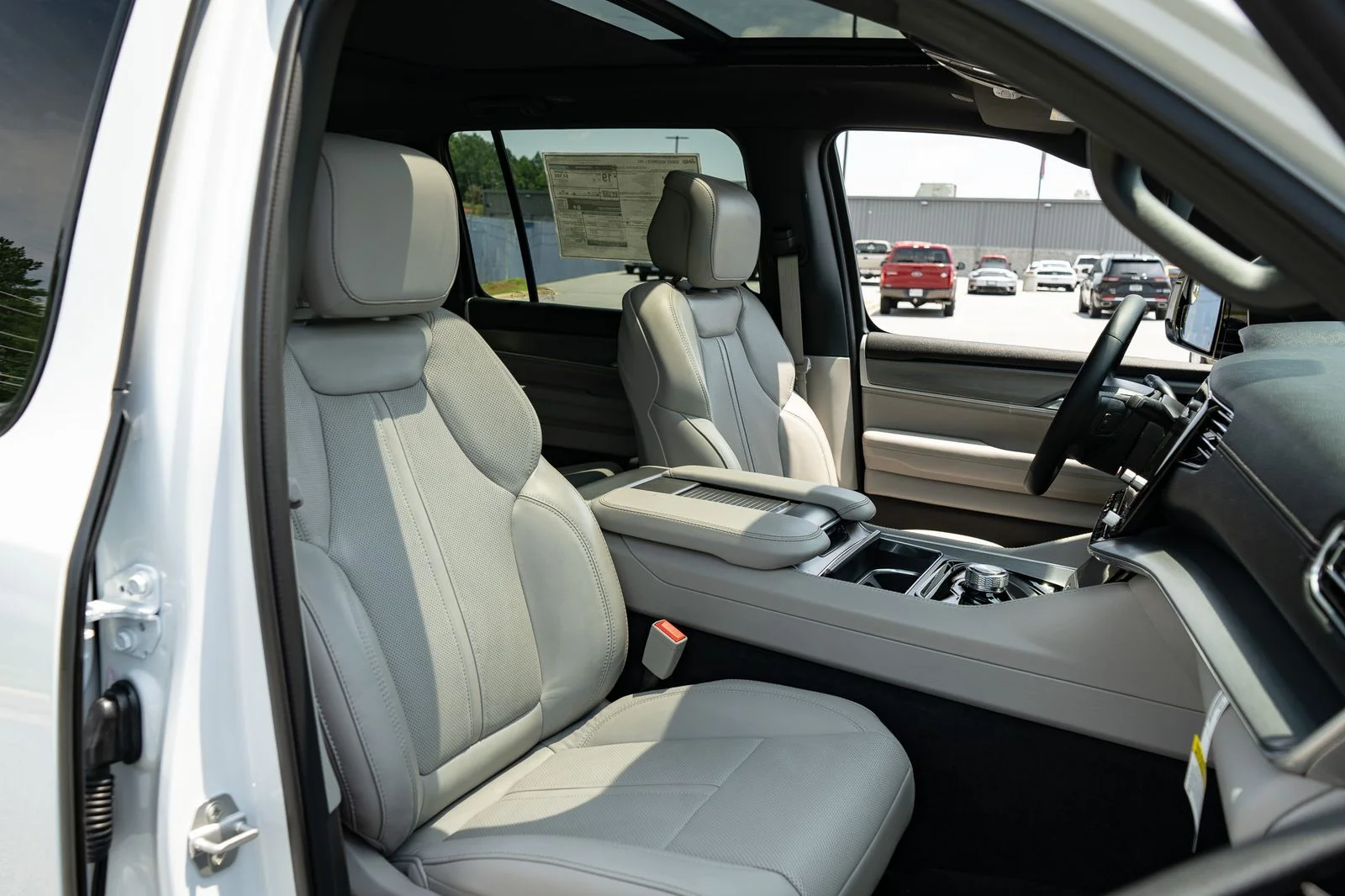 New 2026 Bright White Clear-Coat Exterior Paint Jeep  image 24