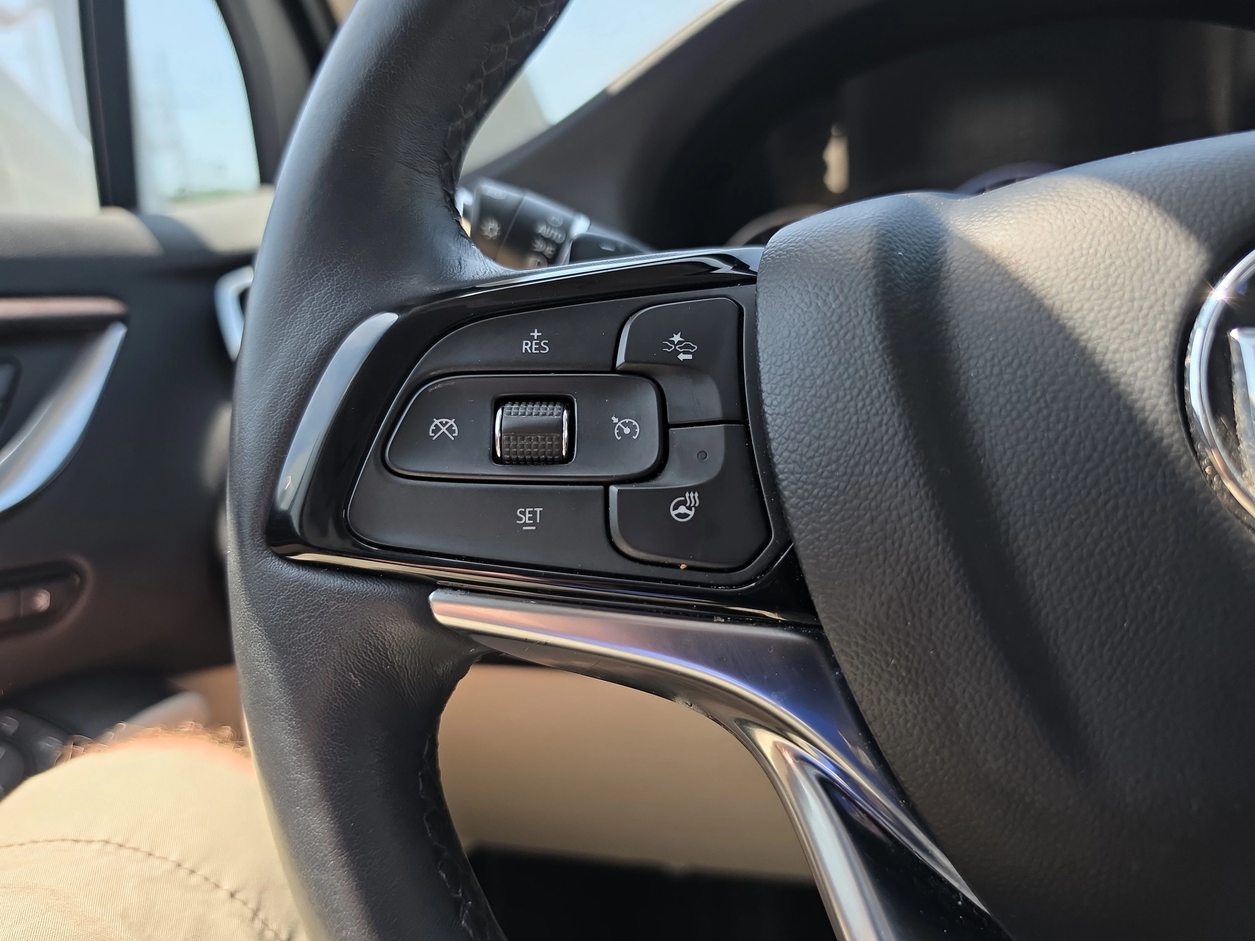 Used 2023 White Frost Tricoat Buick Avenir image 22