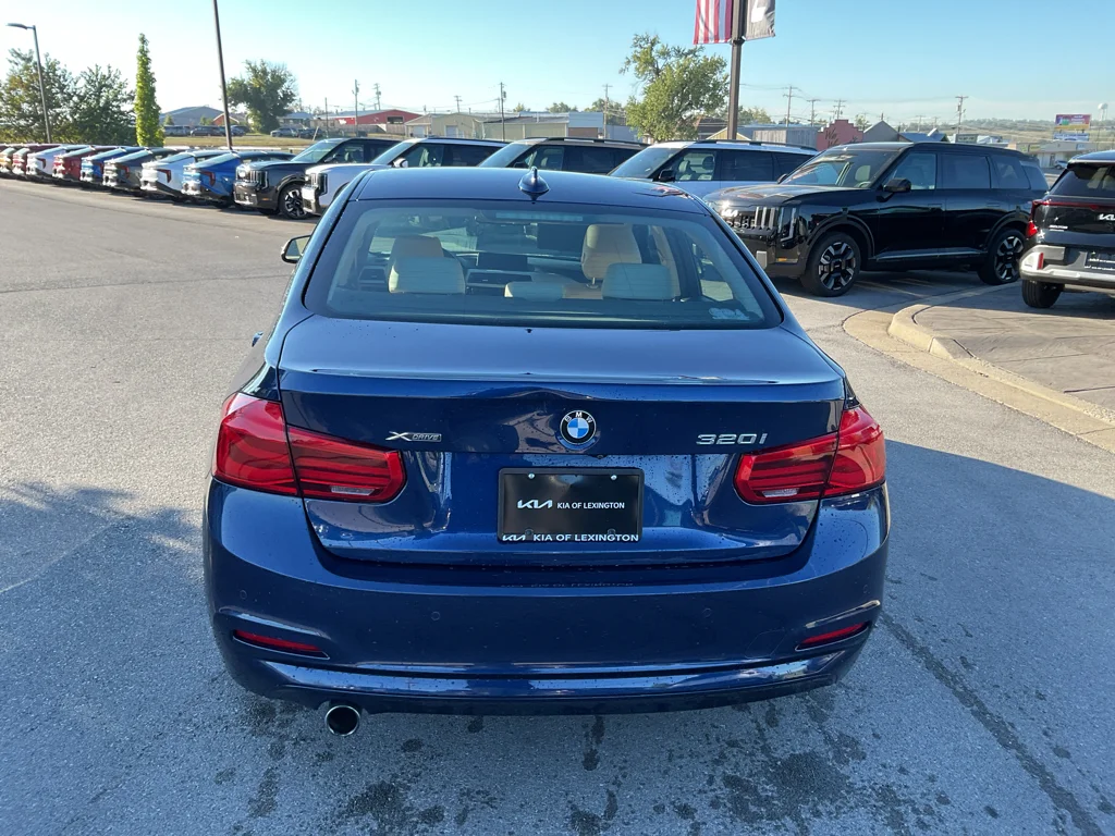 Used 2018 Mediterranean Blue Metallic BMW 320i xDrive image 8