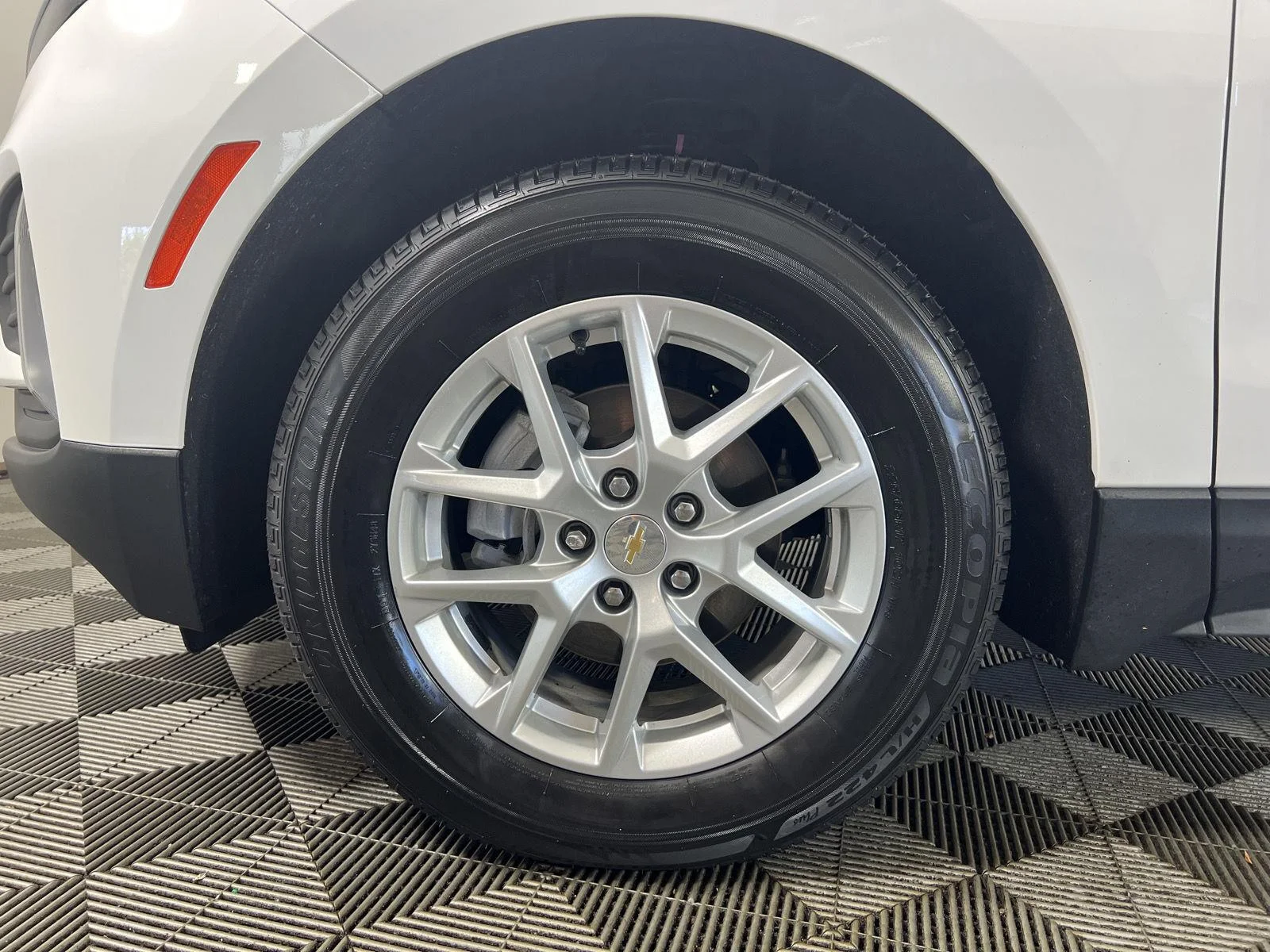 Used 2024 Summit White Chevrolet LT image 31