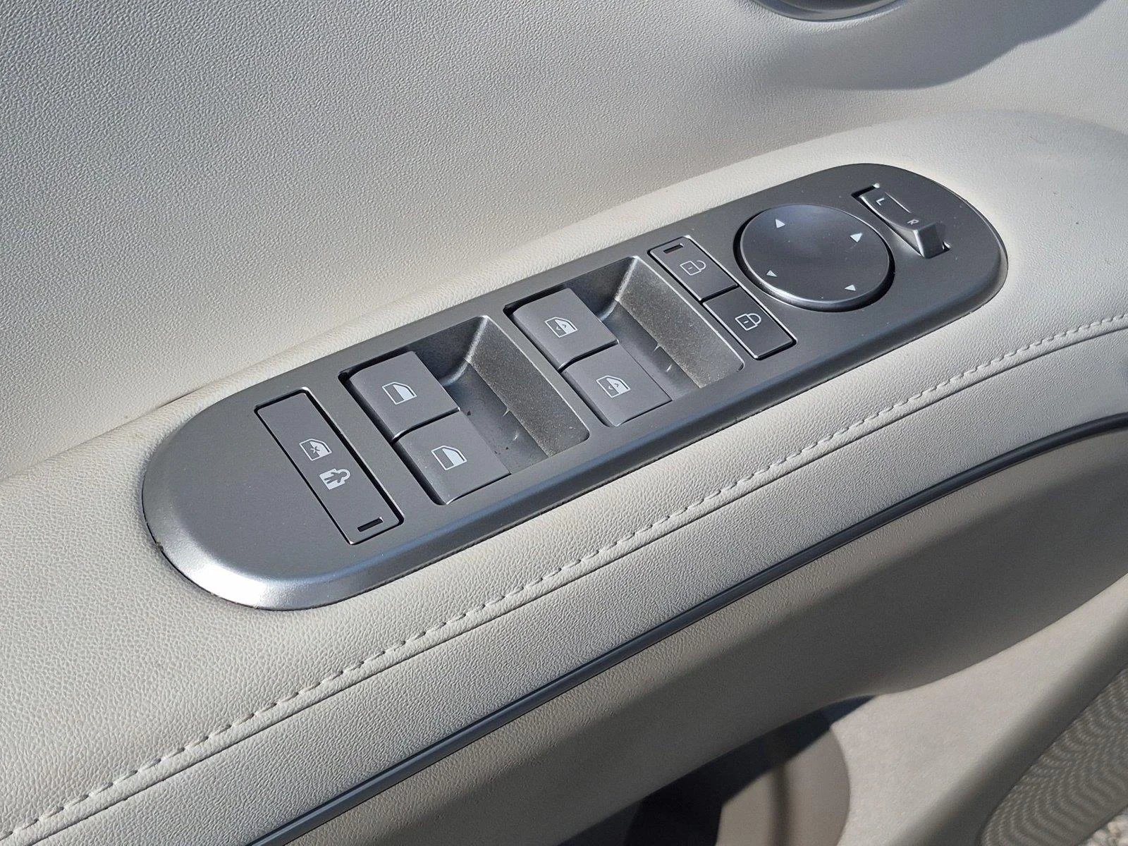 Used 2026 Typhoon Silver Metallic Hyundai SEL 8P image 15
