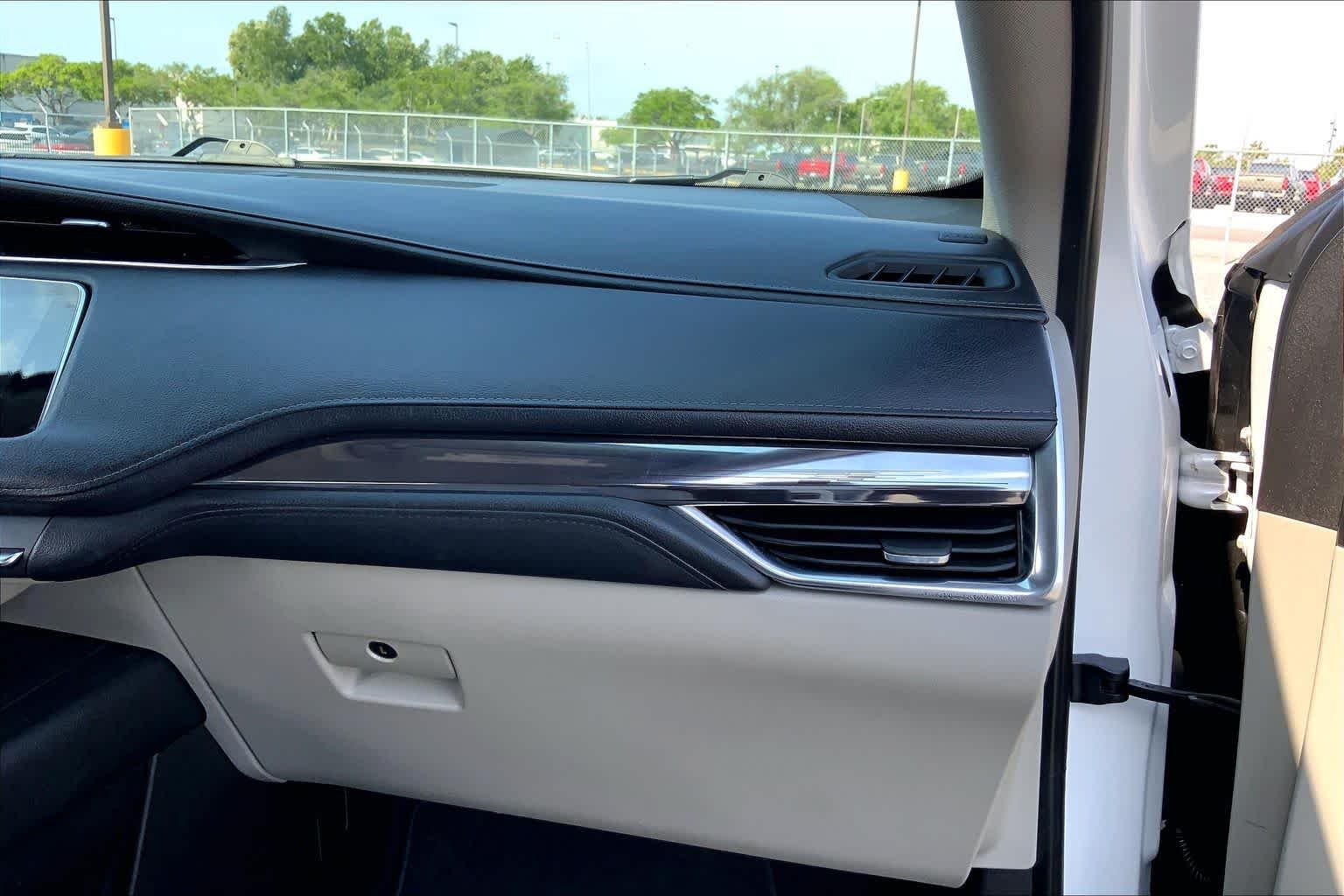 Used 2019 Crystal White Tricoat Cadillac FWD Luxury image 28