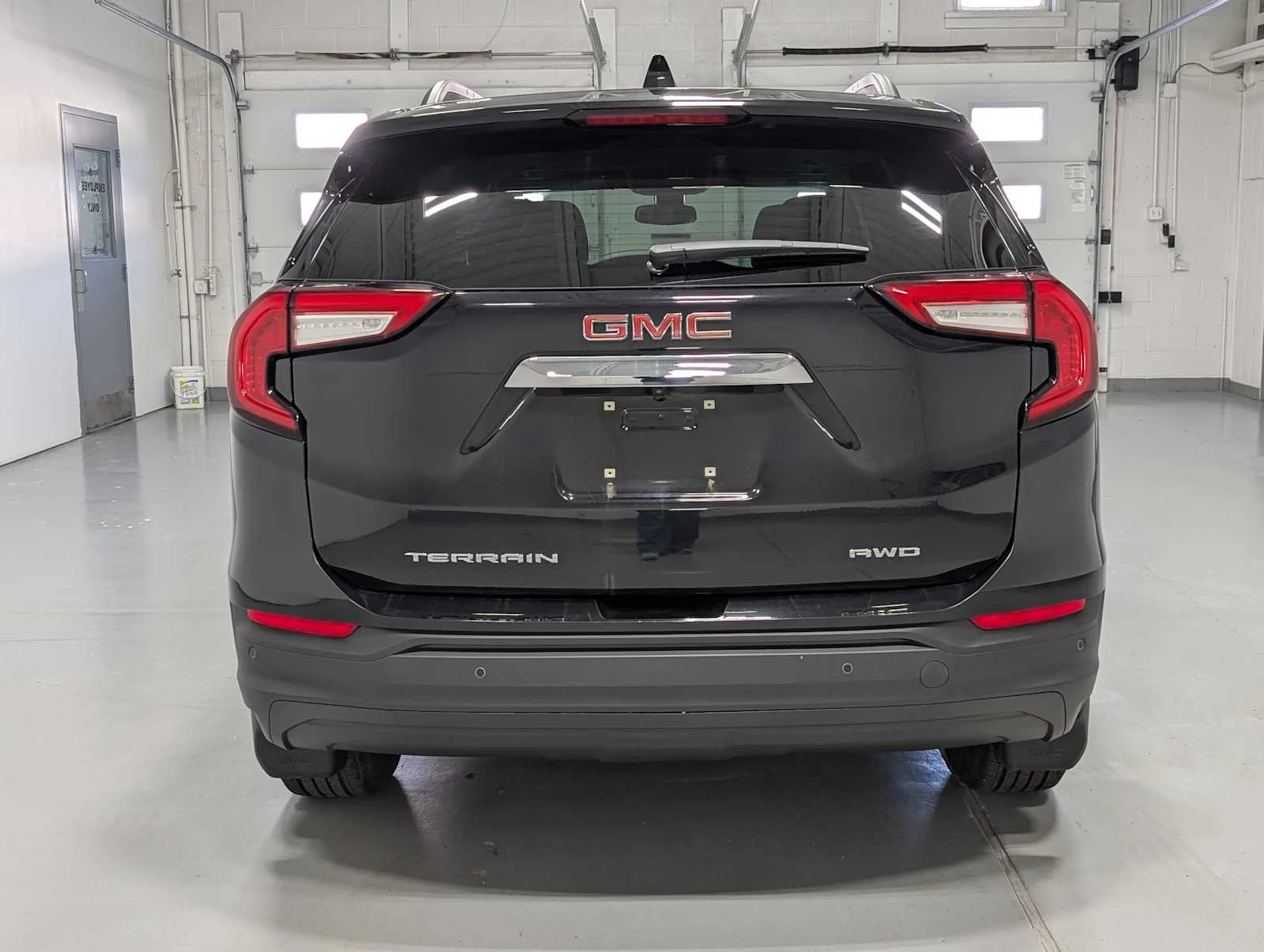 Used 2022 Ebony Twilight Metallic GMC SLE image 9
