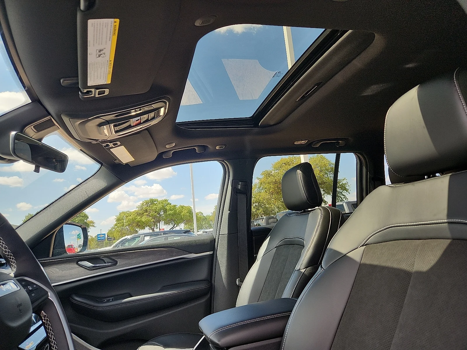 New 2027 High-Gloss Black Paint Jeep LAREDO ALTITUDE 4X4 image 10
