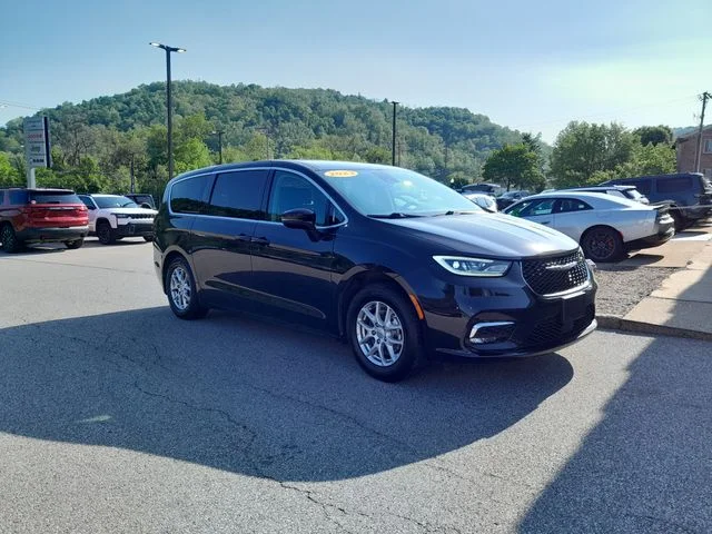 Used 2023 Black Chrysler Touring L image 2