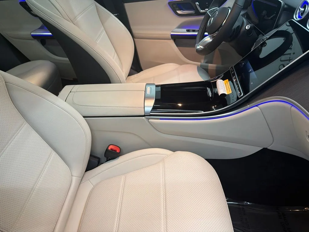 New 2027 White Mercedes-Benz GLC 300 image 28