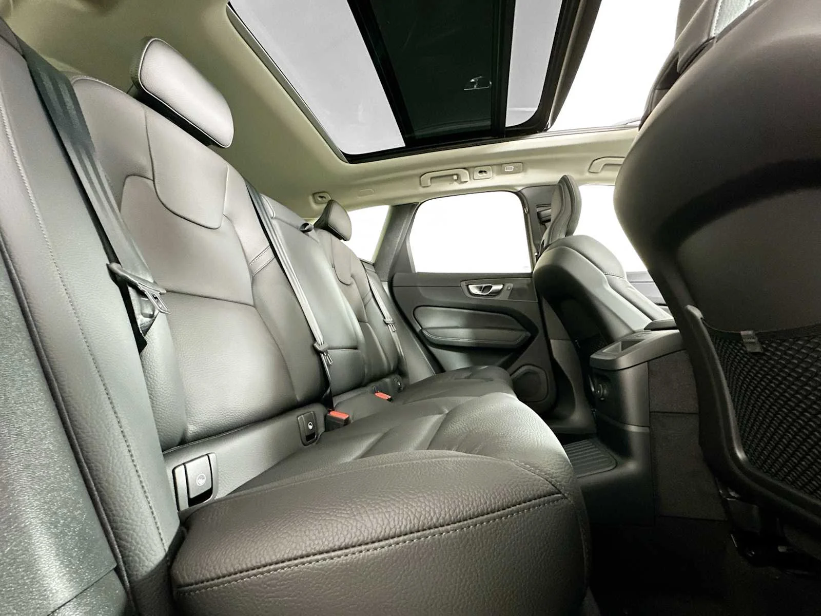 Certified Used 2025 Vapour Grey Volvo Plus image 24