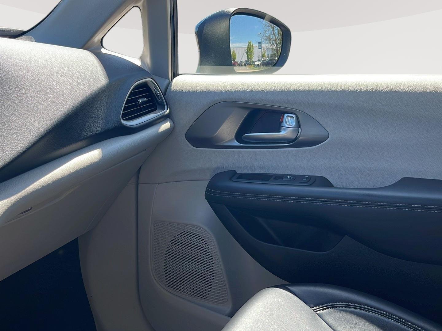2023 Chrysler Pacifica Touring L - Photo 49