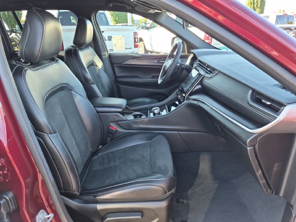 Used 2025 Red Jeep Altitude image 28