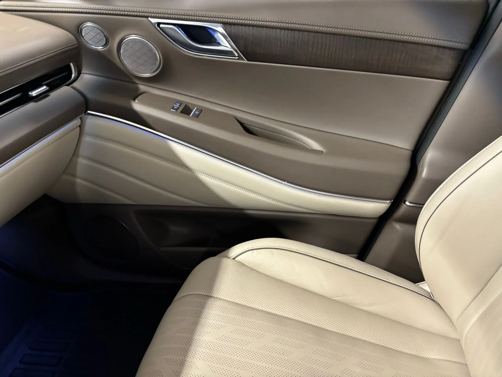 Used 2023 Silver Genesis 2.5T image 16