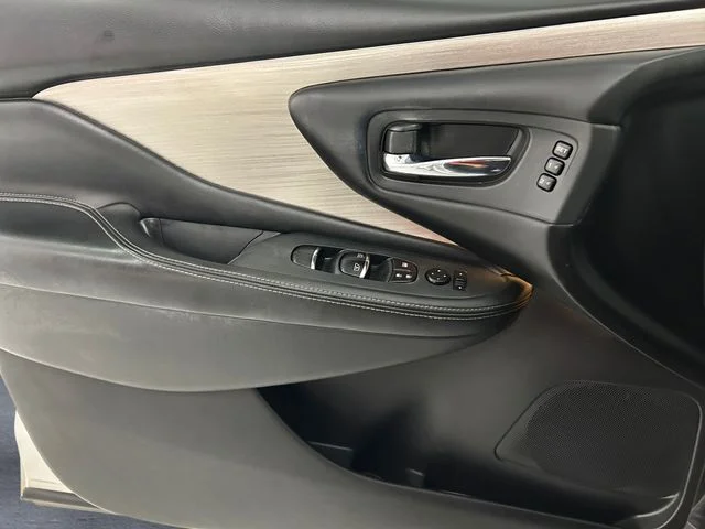 Used 2018 White Nissan Platinum image 12