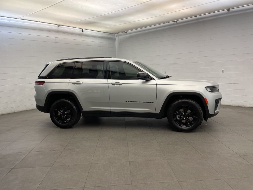 New 2026 Silver Zynith Exterior Paint Jeep Altitude image 2