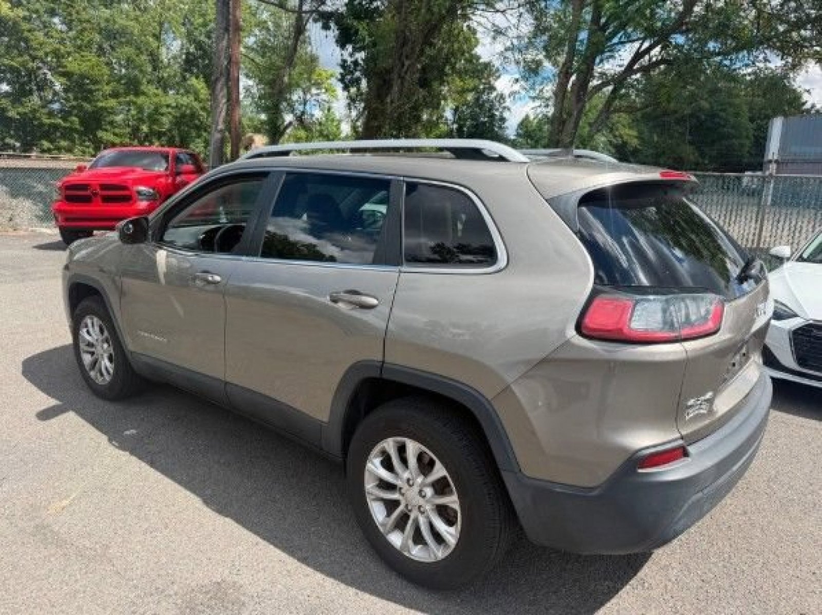 Used 2019 Light Brownstone Pearlcoat Jeep Latitude image 8
