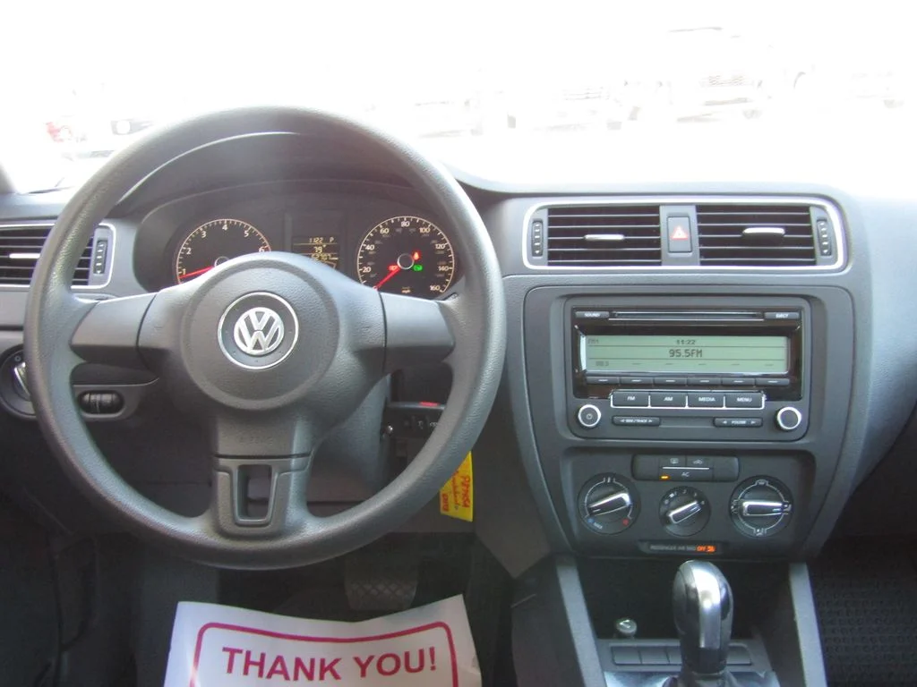 Used 2011  Volkswagen 2.5L SE image 5
