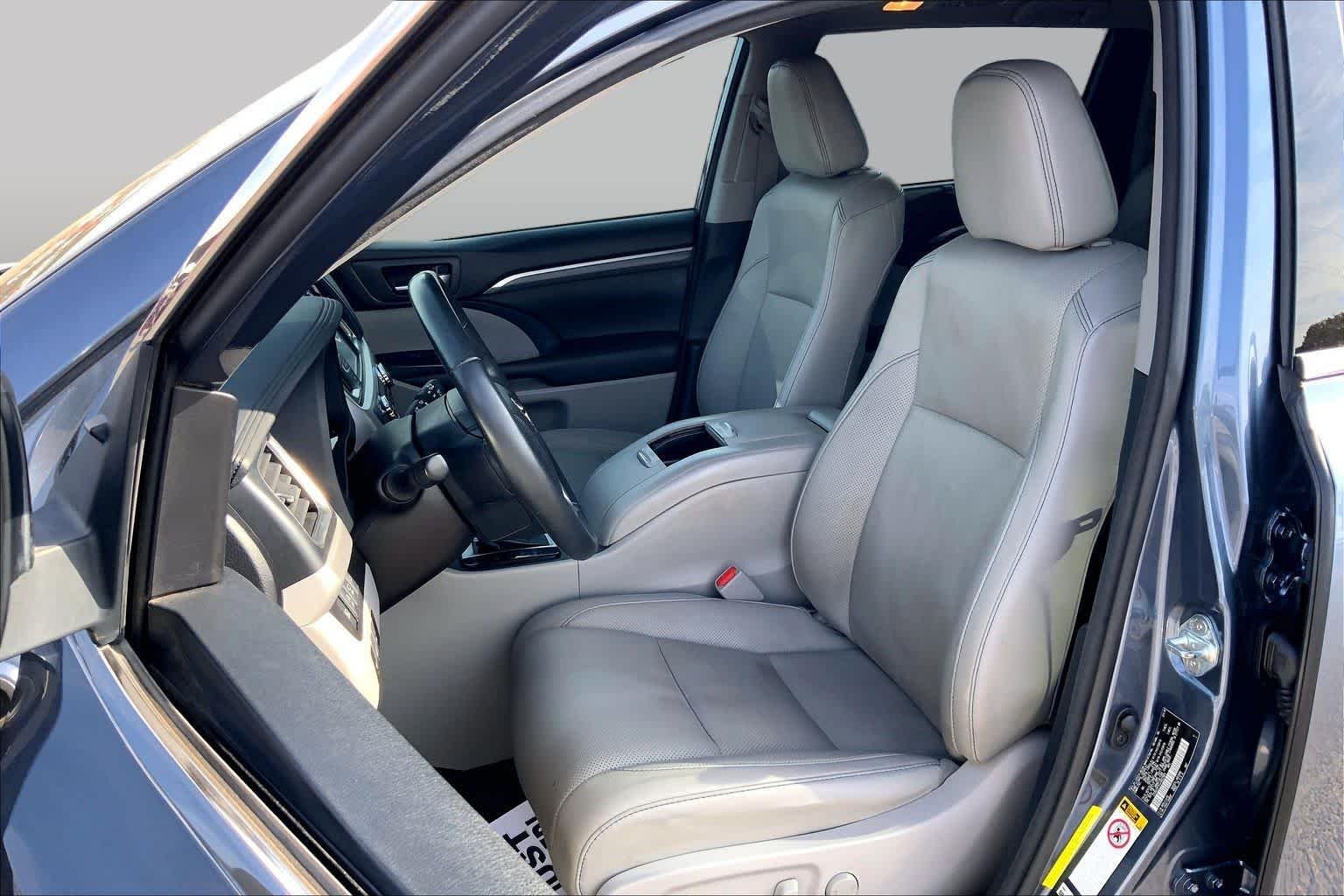 Used 2018 Shoreline Blue Pearl Toyota Limited Platinum image 8