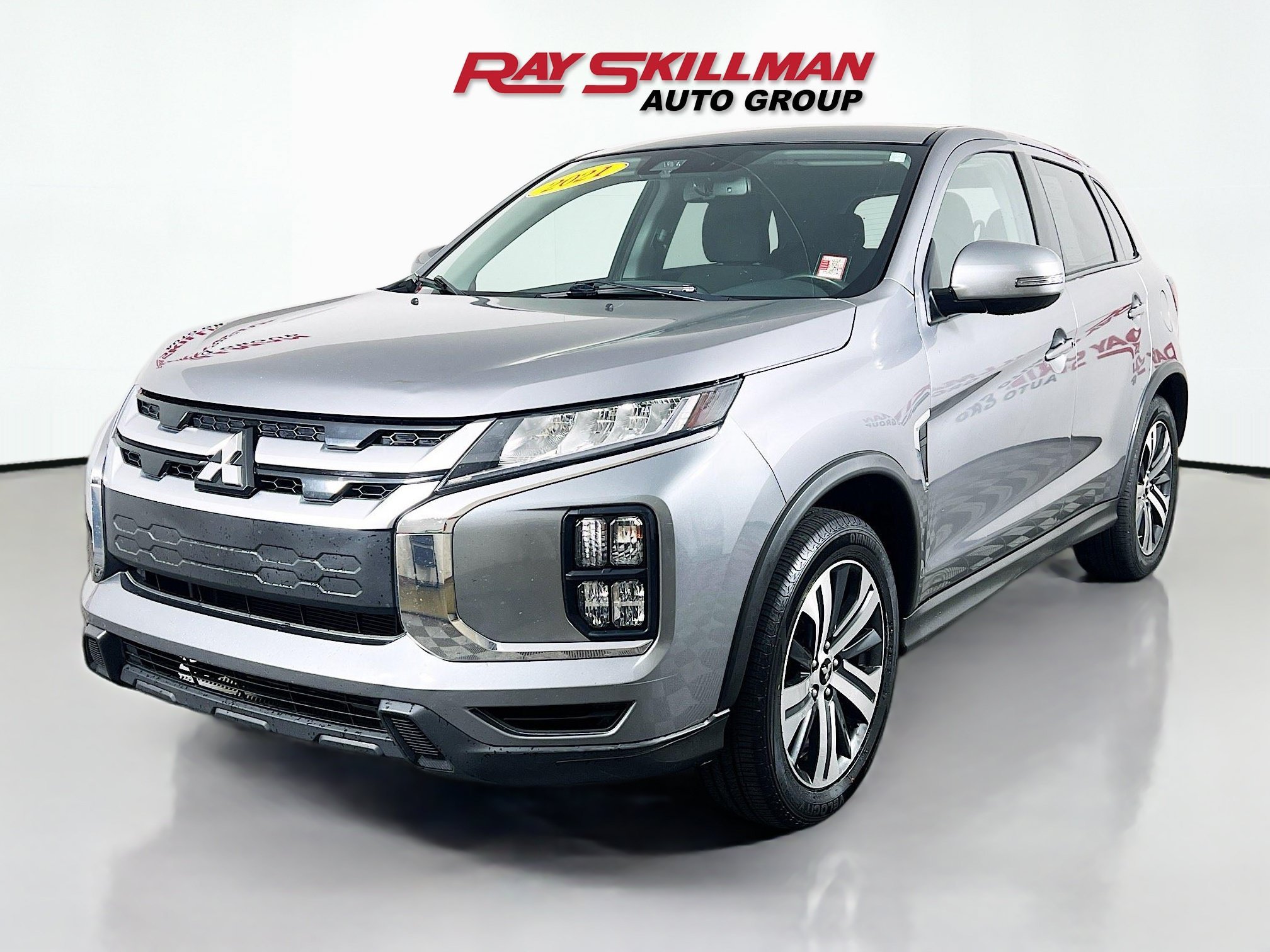 Used 2021 Gray Mitsubishi SE image 3