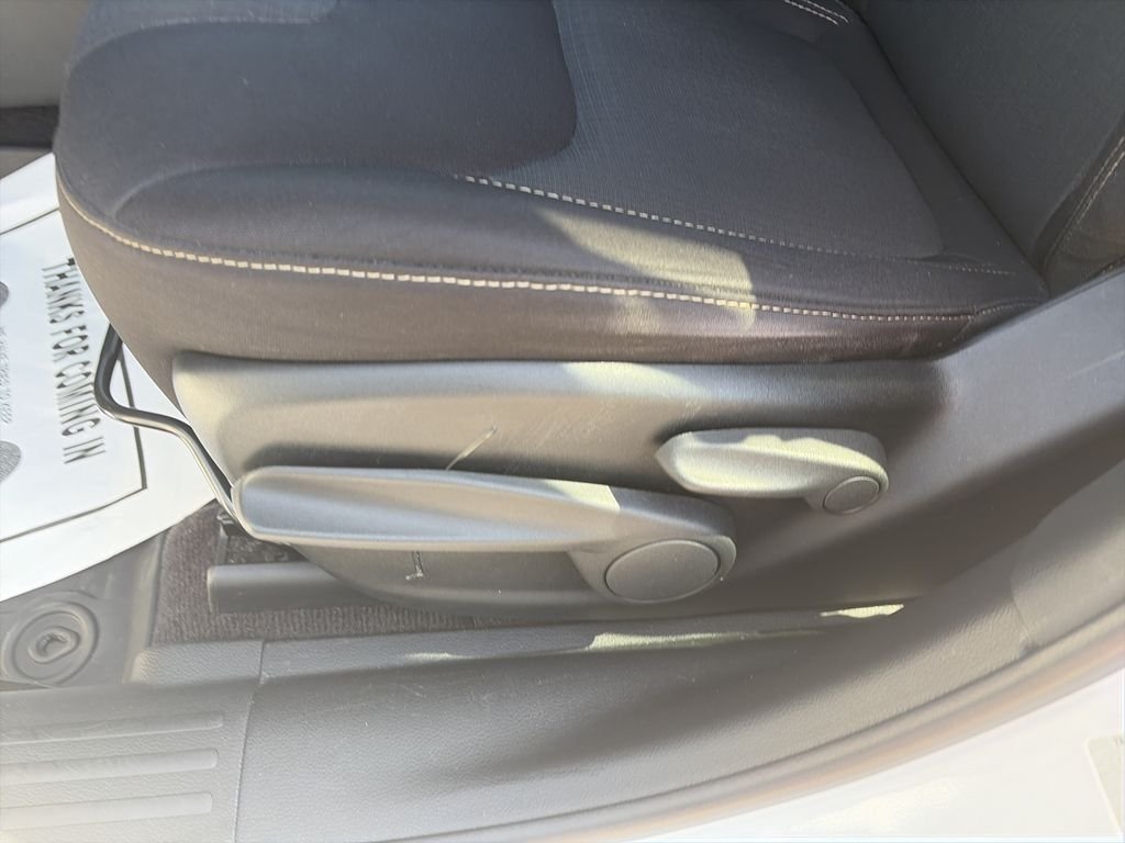 Used 2016 Bright White Clearcoat Jeep Latitude image 13