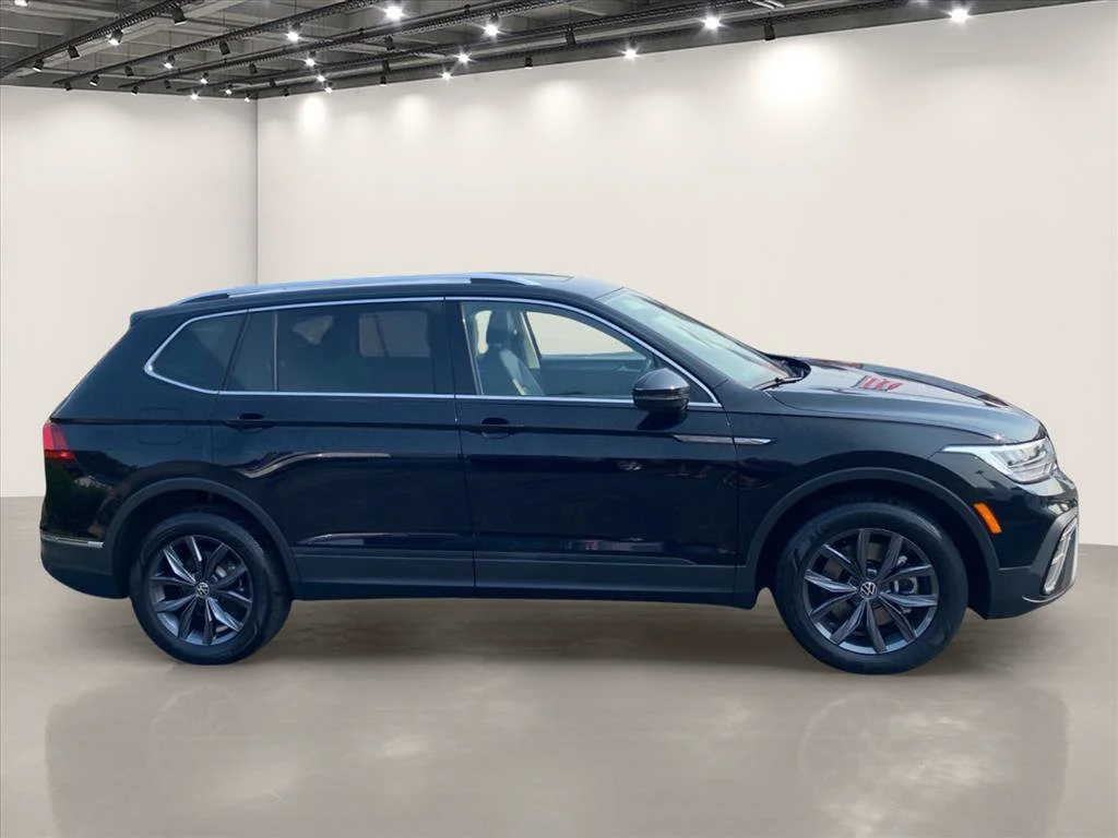 Used 2022 Deep Black Pearl Volkswagen 2.0T SE image 8