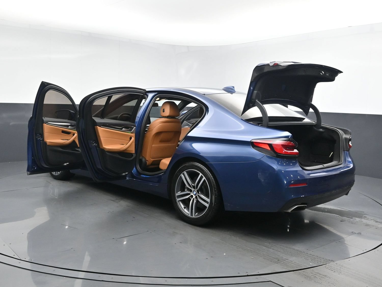 Used 2021 Phytonic Blue Metallic BMW 530i xDrive image 27