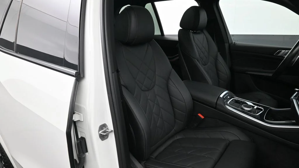 Used 2024 White BMW sDrive40i image 18