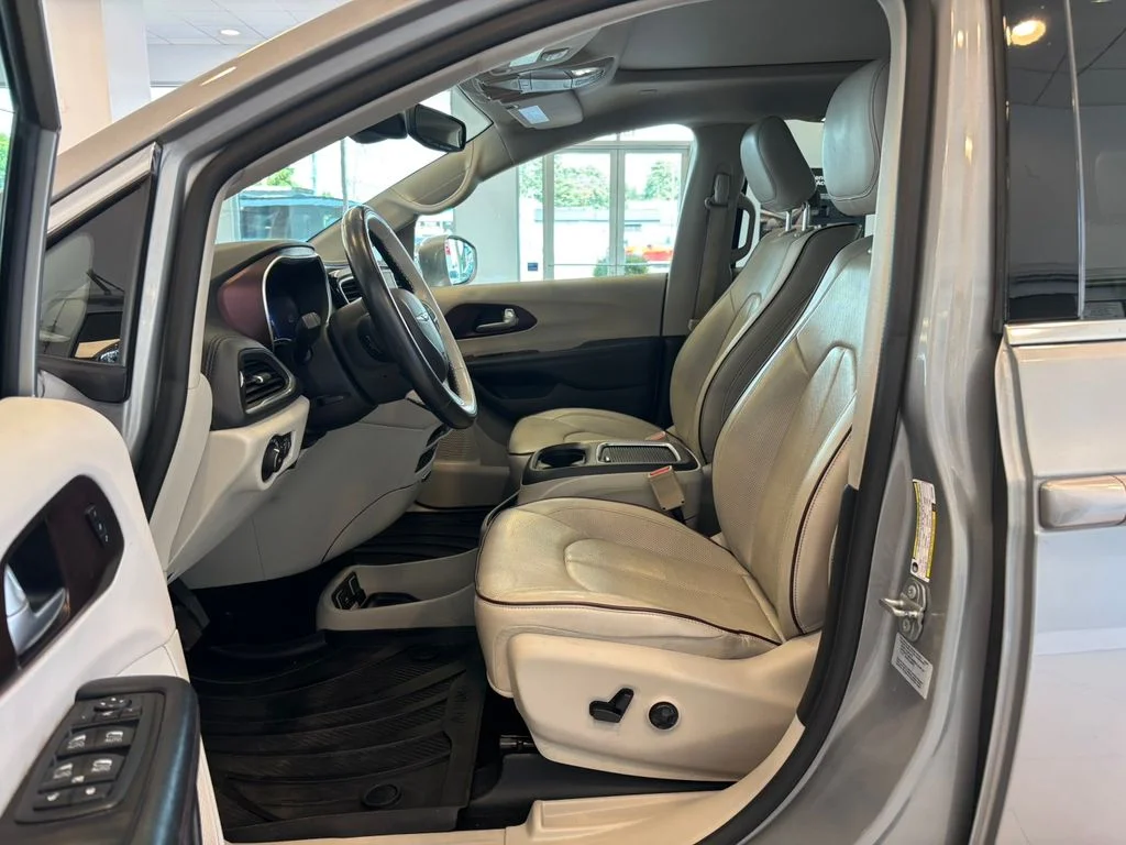 Used 2017 Silver Chrysler Limited image 13