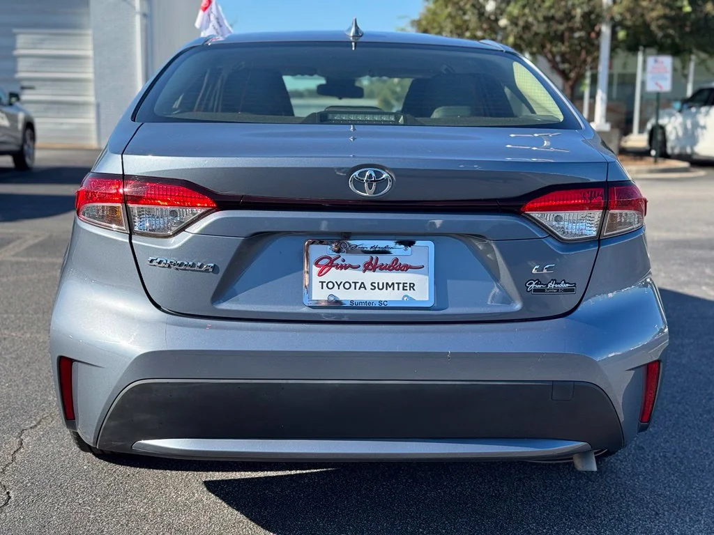 Used 2022  Toyota LE image 9