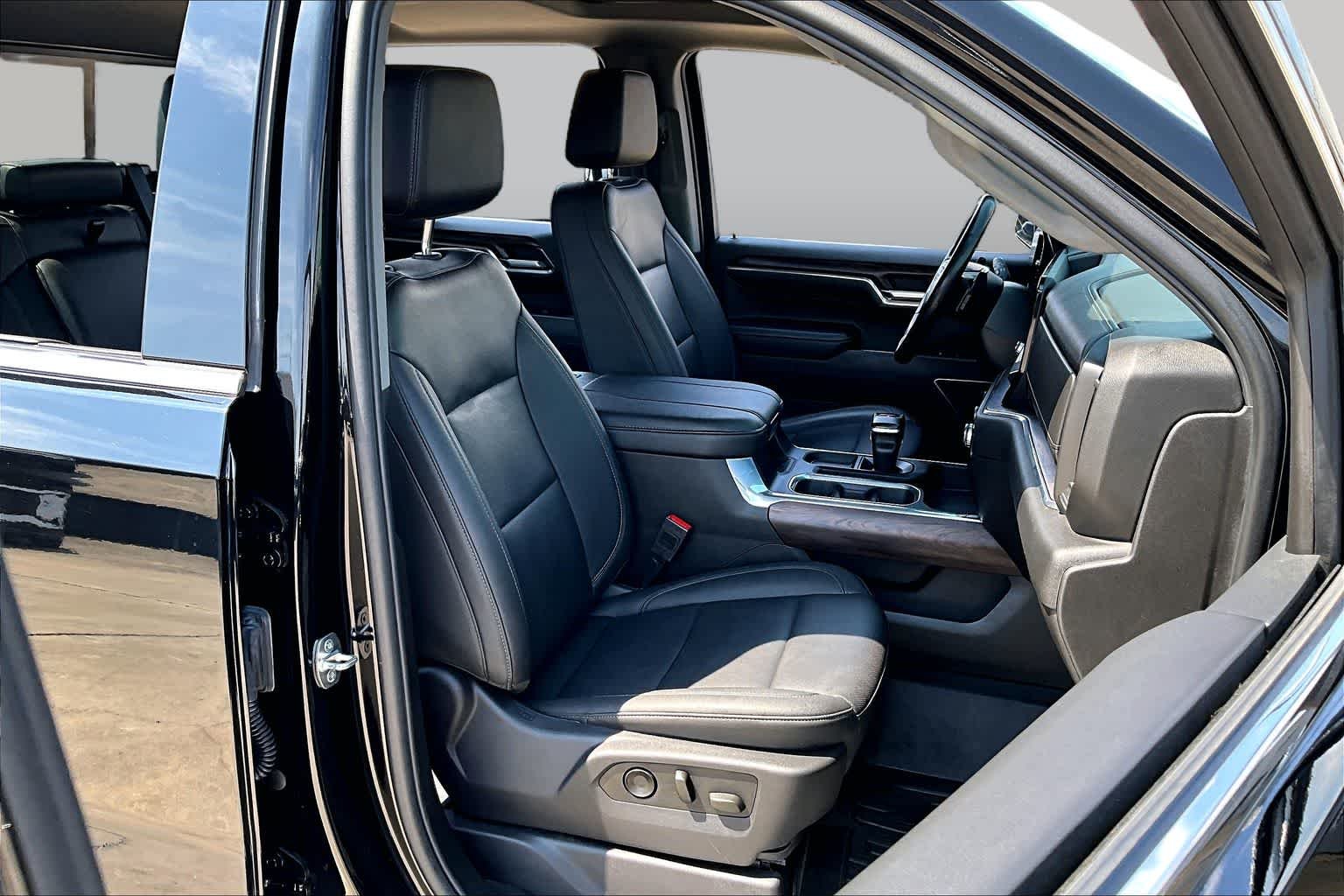 Used 2024 Onyx Black GMC SLT image 9