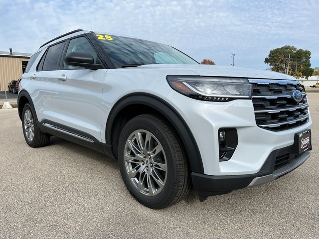 2025 Ford Explorer photo 2