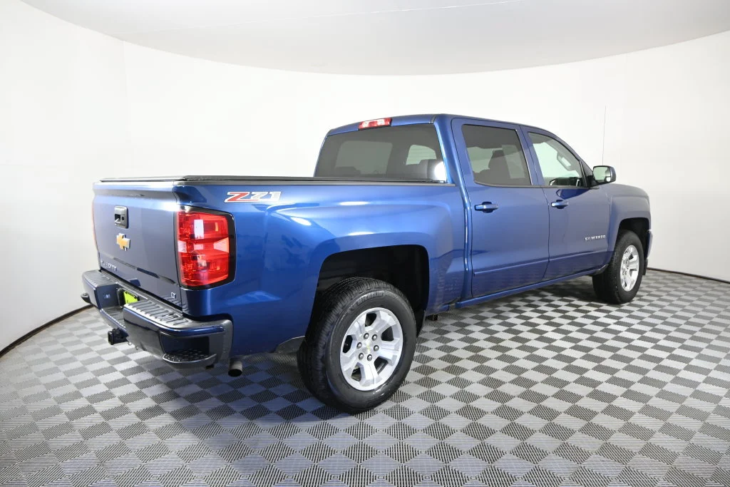 Used 2017 DEEP OCEAN BLUE METALLIC Chevrolet LT image 7