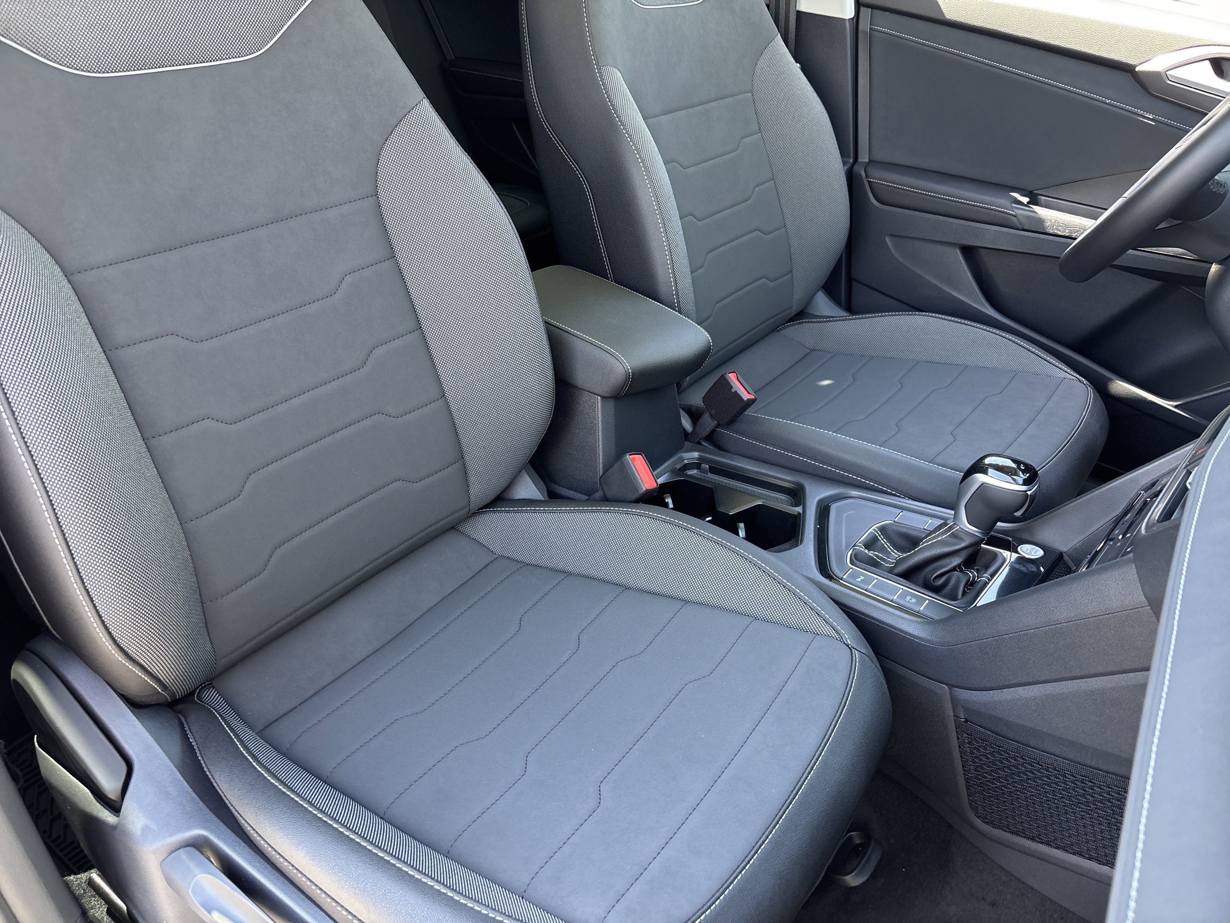 New 2026 Monument Gray w/Dp Blk Rf Volkswagen SE Black image 6