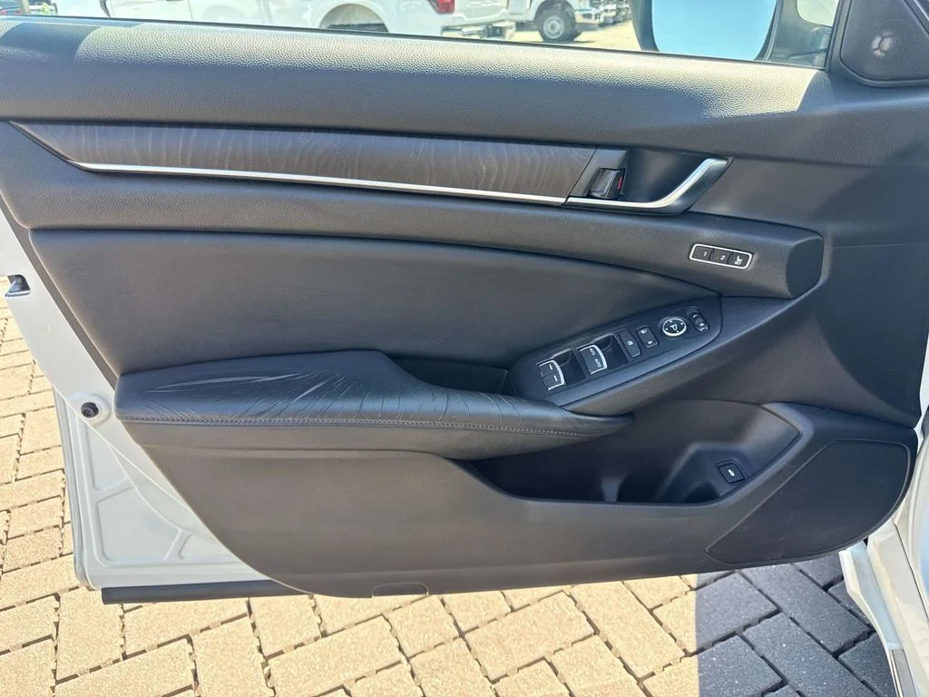 Used 2018 White Honda EX-L image 12