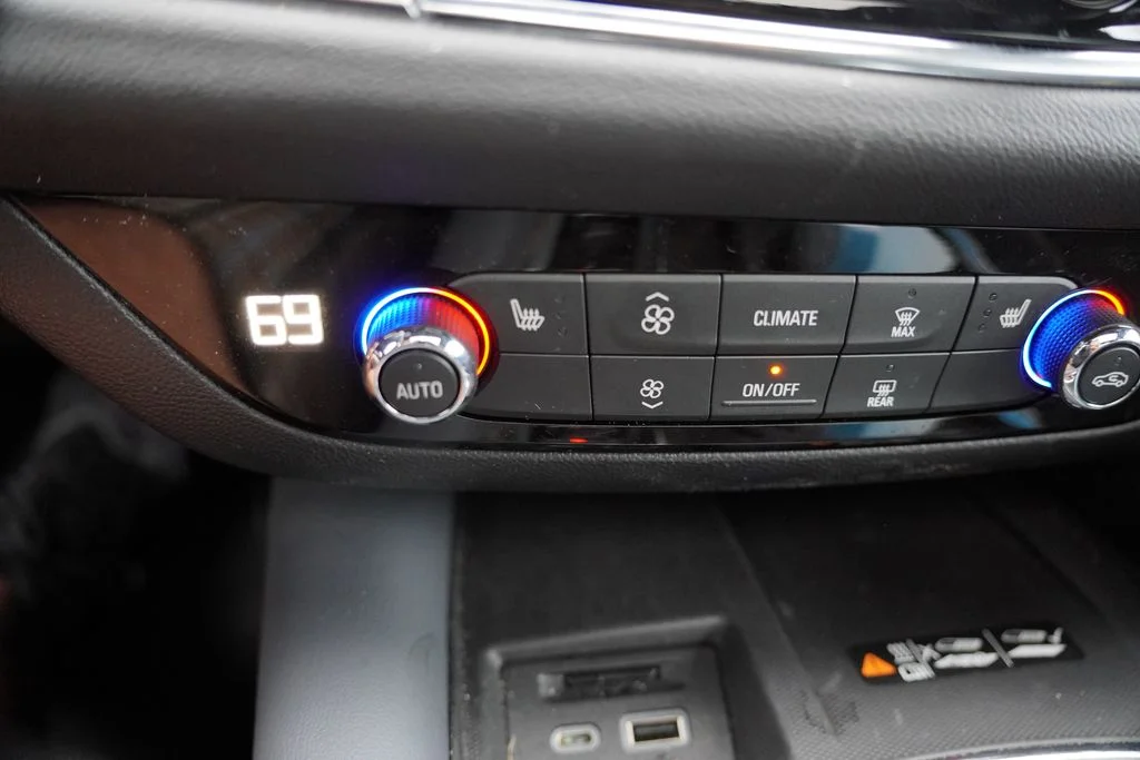 Used 2024 Ebony Twilight Metallic Buick Essence image 7