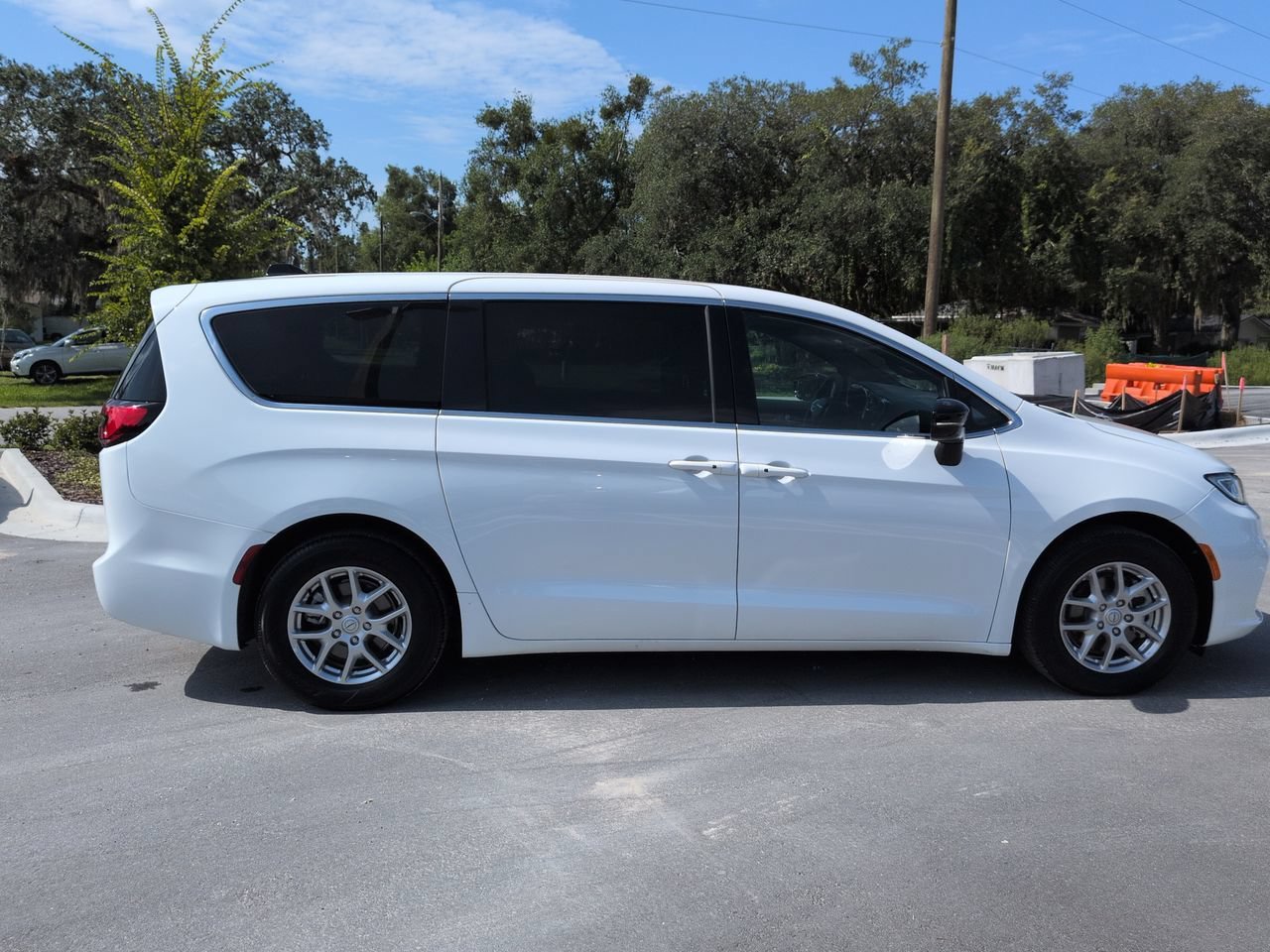 Used 2026 White Chrysler SELECT image 3