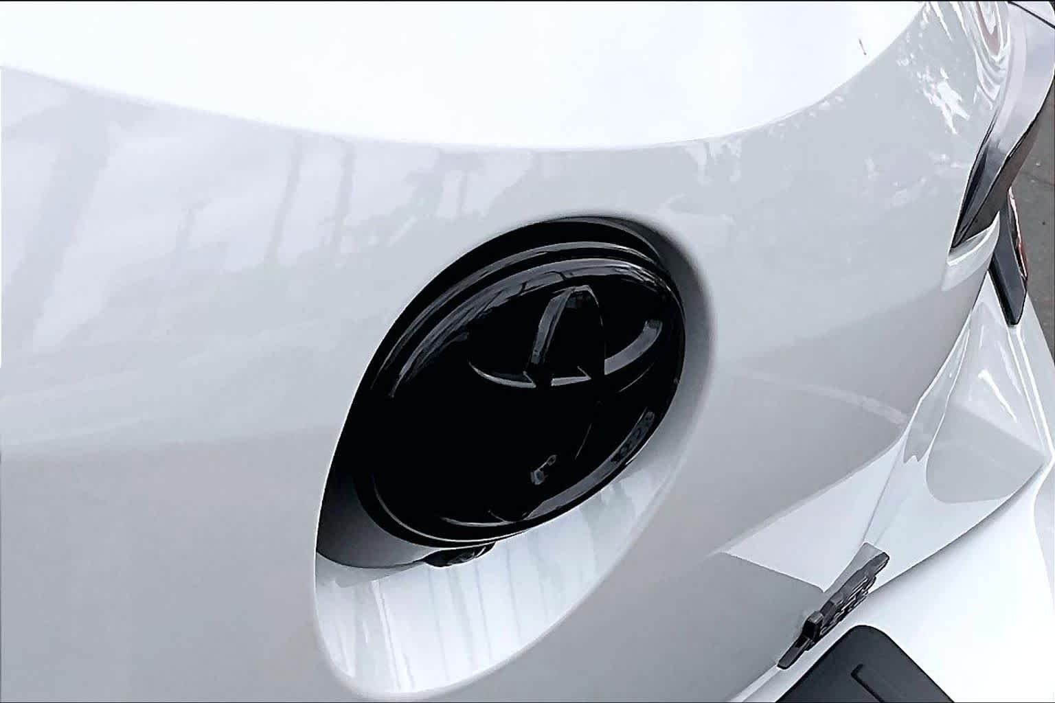 New 2026 Wind Chill Pearl/Midnight Black Metallic Toyota XSE image 15