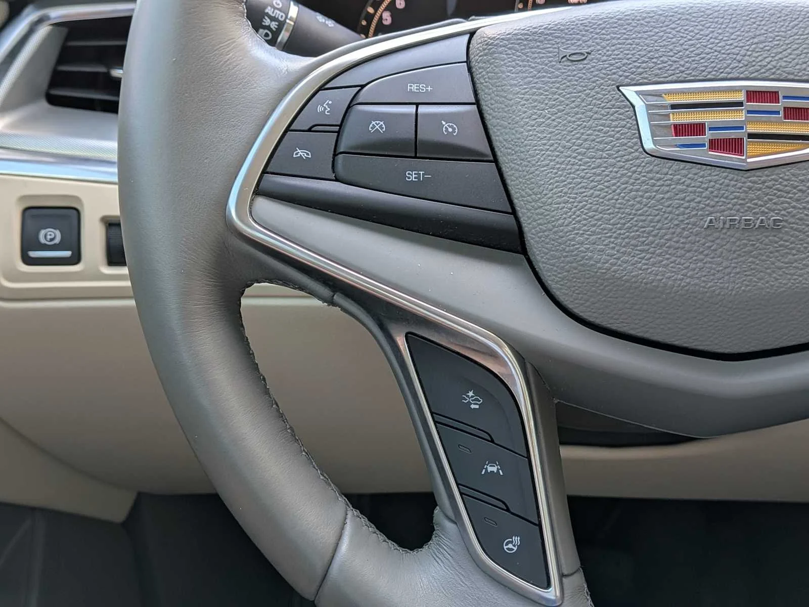 Used 2017 CRYSTAL WHITE TRICOAT Cadillac Luxury AWD image 16