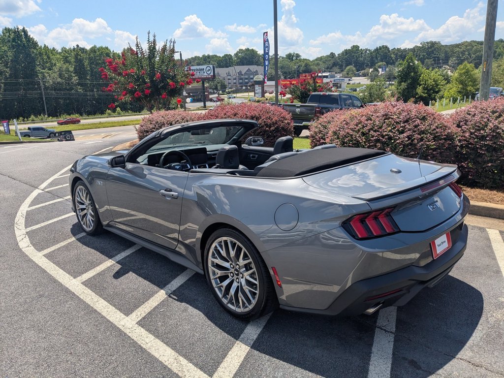 Used 2024  Ford GT Premium image 7