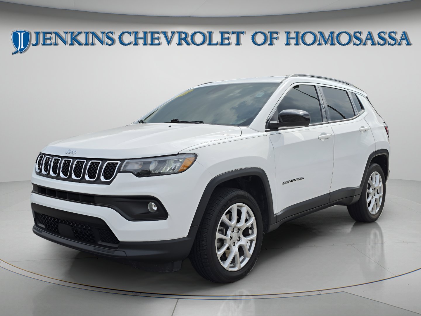 Used 2023 Bright White Clearcoat Jeep Latitude Lux image 11