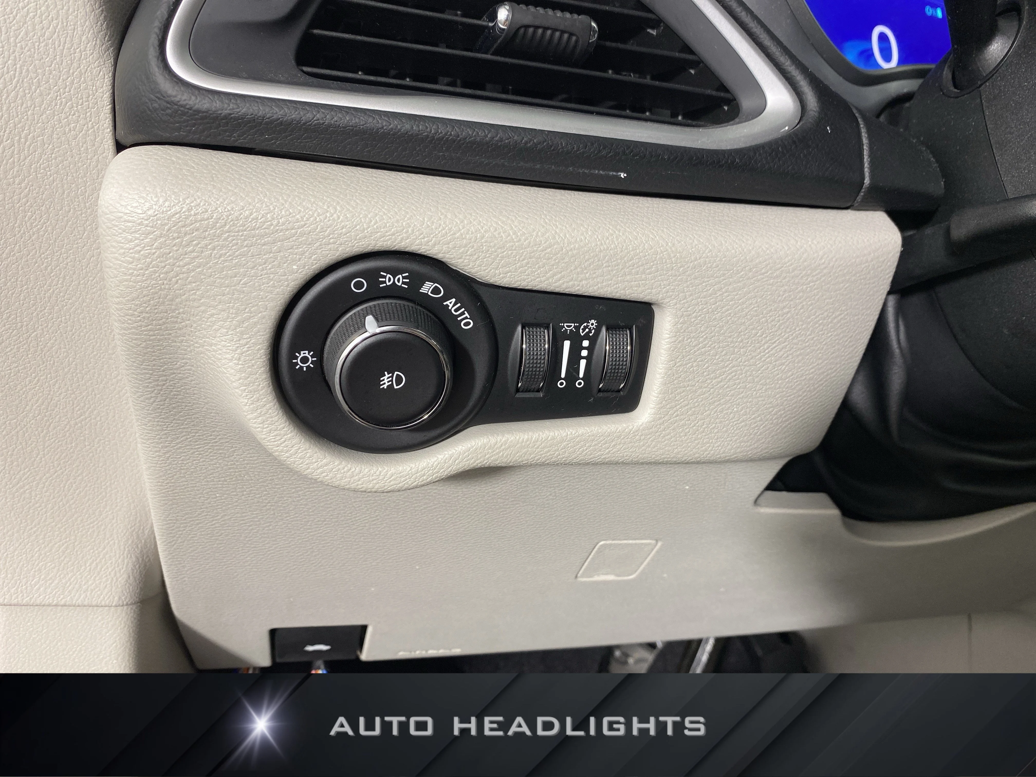 Used 2018 Bright White Clearcoat Chrysler Hybrid Touring Plus image 23